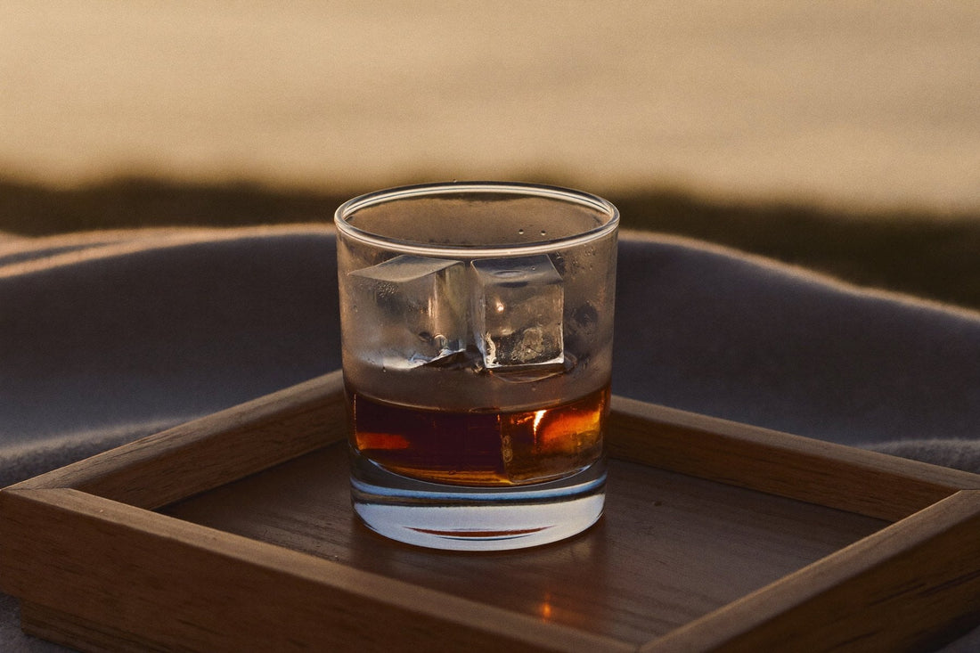 Glas met ijsblokjes op een houten dienblad